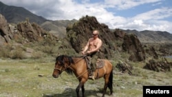 Владимир Путин на лошади в Сибирской Тыве