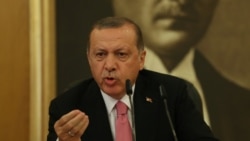 Реджеп Эрдоган на фоне портрета Ататюрка