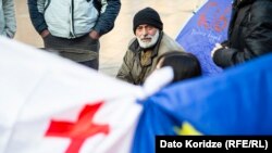 Протесты перед зданием парламента в Тбилиси 18 ноября 2019 года