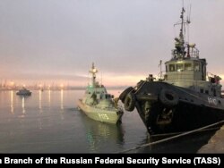 Три корабля ВМС Украины отбуксированы в порт Керчи
