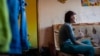"Проснулась: с потолка капала вода". Какое жилье власти выдают сиротам в России