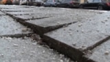 Новая "собянинская" плитка в Москве: тротуары, вымощенные два месяца назад, уже разваливаются