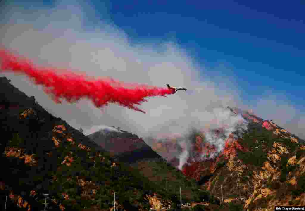 Чтобы потушить леса, пожарные сбрасывали с вертолетов специальный раствор