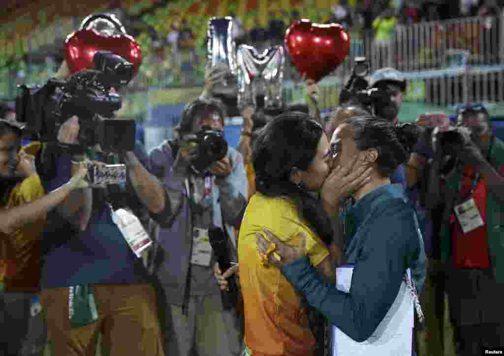 В Рио обручились сразу несколько пар. Бразильская регбистка Исадора Черулло и волонтер Олимпиады Марджори Эня обручились на церемонии вручения медалей