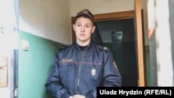 Милиционер у входа в офис телеканала, 9 апреля 2019 года. Фото: Uladz Hrydzin (RFE/RL)