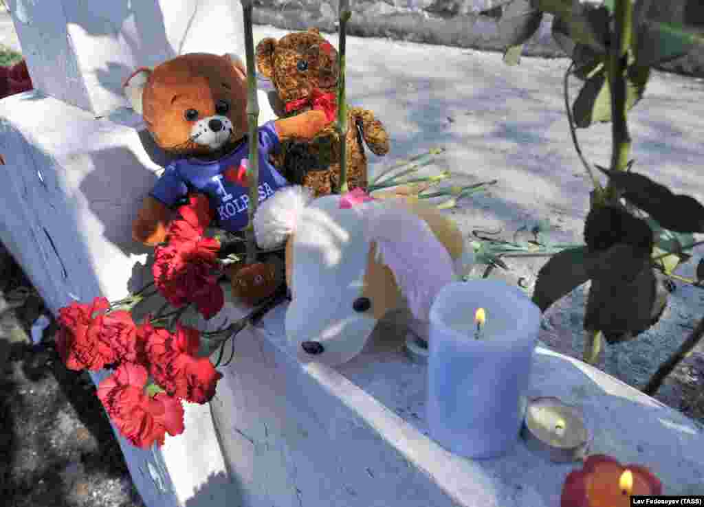 Фрагмент стихийного мемориала. Среди богибших в Москве был один ребенок