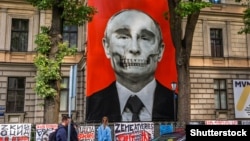 Изображение президента России Владимира Путина, авторства художника Кришса Салманиса, установленое напротив российского посольства в Латвии. Рига, 9 июля 2022 года