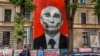 История баннера с "черепом Путина" напротив посольства РФ в Риге: "Плакат останется, даже когда война в Украине закончится"