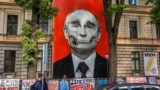 Изображение президента России Владимира Путина, авторства художника Кришса Салманиса, установленое напротив российского посольства в Латвии. Рига, 9 июля 2022 года
