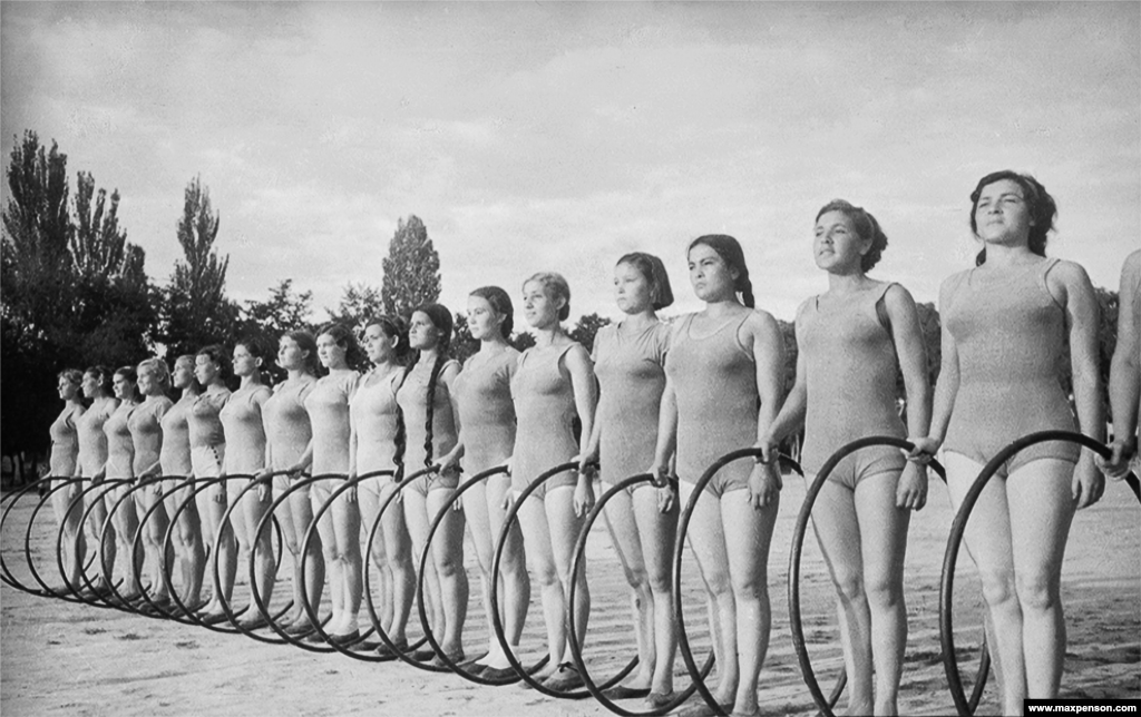 Молодые спортсмены, 1946 год. Во время Второй мировой войны демографическая ситуация в Узбекистане резко изменилась: тогда из центральной части ССР эвакуировались предприятия тяжелой промышленности, а в регион свозилась рабочая сила – в основном этнические русские и украинцы