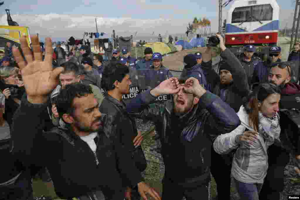 Теперь Македония ужесточила контроль на границе и сократила пропускаемость до 250 человек