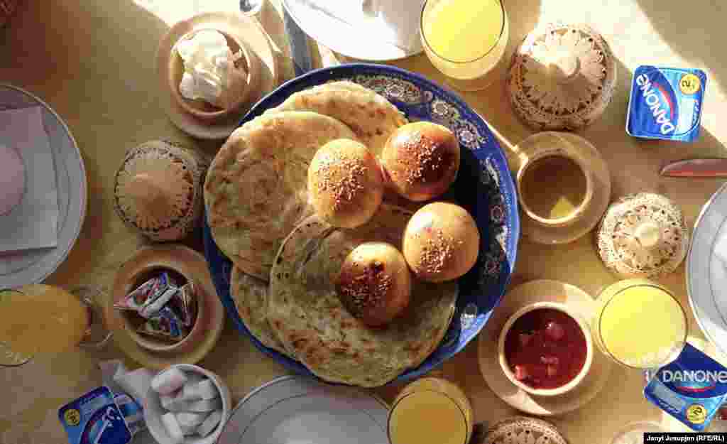 На фото &ndash; завтрак по-мароккански в гостинице &quot;Итран&quot; у села Тамнугальт на южной стороне Атласских гор. Свежевыжатый сок апельсина, булочки и варенье &ndash; все местное, домашнее, что, конечно, вызывает восторг у западных туристов, для которых здоровое питание &ndash; одна из злободневных тем. На ужин вас угостят едой, приготовленной в тажине, на десерт &ndash; легкие сладости. Если попросите, то подадут вино, но в ресторанах спиртное продавать не принято
