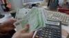 Банк России продлил ограничения на снятие валюты до марта 2023 года