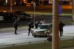 Силовики разгоняют акцию протеста на Каменной Горке. Они стреляли по машинам, вытаскивали из них пассажиров, избивали. 11-12 августа