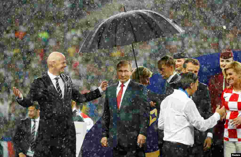 Во&nbsp;время награждения чемпионов мира по&nbsp;футболу пошел ливень.&nbsp;Президенты Франции и Хорватии поздравляли футболистов под дождем. Зонтик охрана держала сперва только над российским президентом Владимиром Путиным