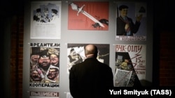 Посетитель в государственном музее истории ГУЛАГа в новом здании, расположенном в 1-м Самотечном переулке. 1 ноября 2015 года. Фото ТАСС