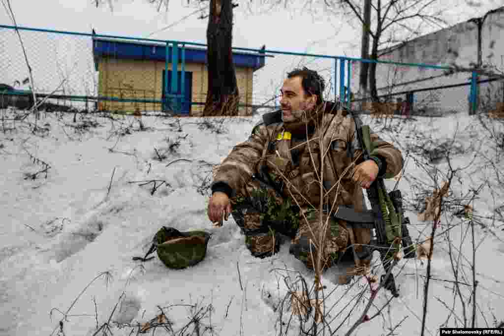 Украинский военнослужащий укрывается от артобстрела в Дебальцево