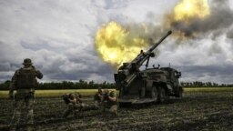 Украинские военные стреляют в сторону российских войск в Донецкой области. Июнь 2022 года