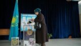 Kazakhstan -- A woman is casting her vote at the 206 Polling station. Almaty, 20Mar2016