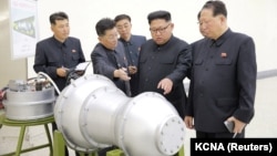 Лидер КНДР Ким Чен Ын с ключевыми учеными ядерной программы: Хонг Сун Му (справа) и Ри Хонг Соп (второй слева)