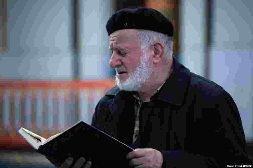 Мужчина читает Коран в мечети в Приштине. Фото &ndash; Эгзон Битики