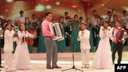 Гурбангулы Бердымухамедов исполняет детскую песню в Туркменбаши, июнь 2010 года