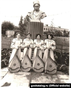 Желтый Клин. Участницы ансамбля бандуристок "Чарівниці" ("Волшебницы") у памятника Тарасу Шевченко в селе Старый Хопер Балашовского района Саратовской области. 1978 год