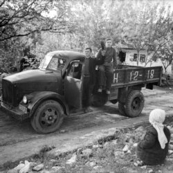 Жители деревни на одном из популярных автомобилей в СССР – ГАЗ-51