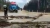 Бастующие из-за коронавируса вахтовики в Якутии перекрыли дорогу. Власти заявили, что вывезут людей с месторождения