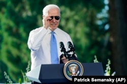 At their June 16, 2021 summit, President Joe Biden presented Russian President Vladimir Putin with a pair of the aviator sunglasses he favors -- a "more personal" gift that contributed to the impression that he was "trying more" than Putin, commented U.S. affairs specialist Viktoria Zhuravleva.