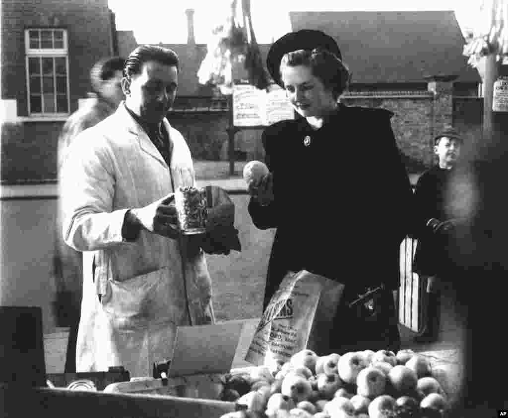 Маргарет Робертс (позже премьер-министр Великобритании Маргарет Тэтчер) покупает арахис и фрукты в Кенте. 1950 год.