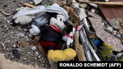 Детская игрушка у разрушенного здания в Бородянке на северо-западе Киева, 8 апреля 2022 года