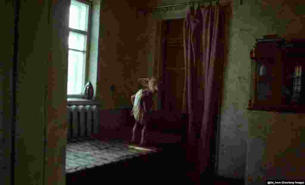 Эльф Добби из фильмов о Гарри Поттере страдает в советской квартире