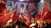 Турция через день после референдума: оппозиция протестует, Эрдоган хочет вернуть смертную казнь