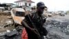 Камерунский спецназовец патрулирует улицы в англоязычном городе