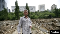 Житель Тбилиси на месте снесенного наводнением дома 