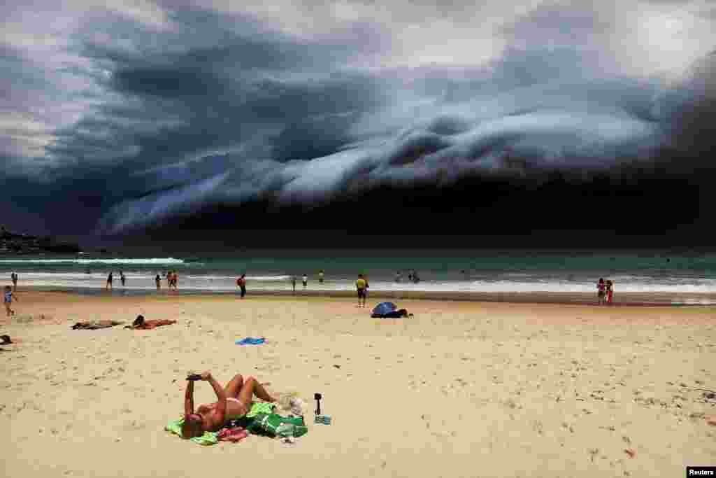 Первая премия в номинации &quot;Природа&quot; (Рохан Келли/Rohan Kelly). На пляж Бонди вблизи Сиднея в Австралии надвигается шторм, 6 ноября 2015