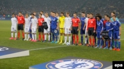 Игроки "Челси" и "Динамо" перед матчем Лиги Чемпионов 20 октября 2015 года 