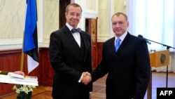 Президент Эстонии Тоомас Хенрик Ильвес пожимает руку Эстону Кохверу, задержанному в России и также обвиненному в шпионаже 