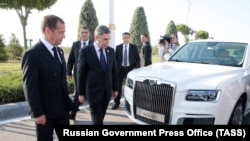 Медведев и Бердымухамедов осматривают лимузины "Аурус"