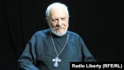Священник Апостольской православной церкви; диссидент, член московской Хельсинкской группы Глеб Якунин