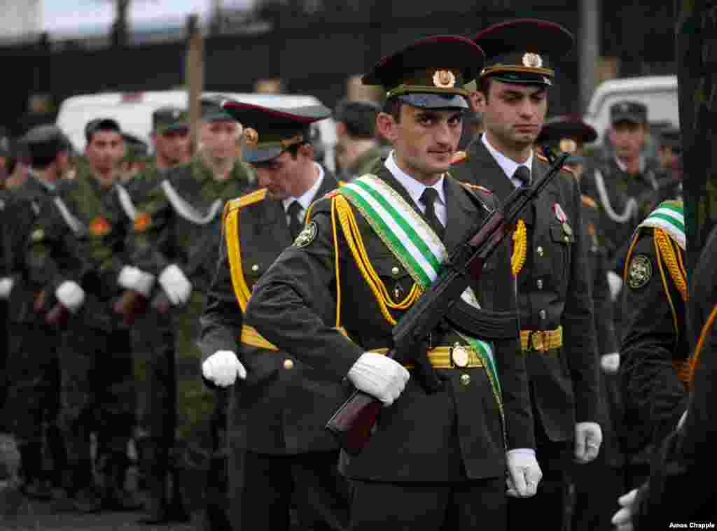 Сержант абхазской армии Алхаз Куркунава на параде в честь 21-ой годовщины &quot;независимости&quot; республики от Грузии