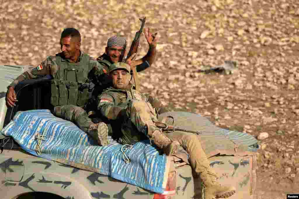 Однако иракские власти обещают тщательно проверять всех переселенцев, чтобы боевики не смогли попасть на освобожденные территории и бежать На фото &ndash; бойцы Пешмерги во время наземной операции