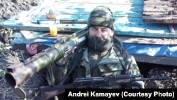 Андрей Камаев с противотанковым гранатометом и автоматом Калашникова в окопе на востоке Украины в январе 2015 года