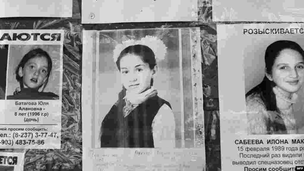 Фотографии без вести пропавших детей и взрослых на стене у входа в школу. Школа №1, Беслан, Северная Осетия. 17 сентября 2004. Джеймс Хилл &nbsp; &nbsp;
