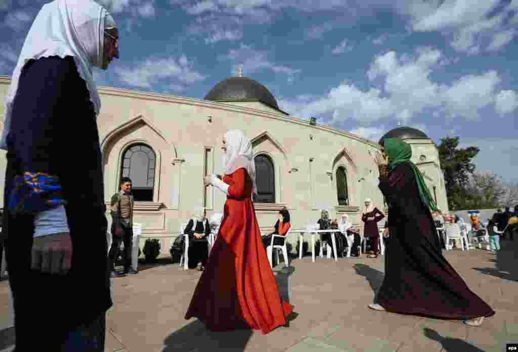 Помимо жертвоприношения&nbsp;​в день Курбан-Байрама паломники совершают символическое кидание камнями -&nbsp;побивание сатаны в городе Мине, Саудовская Аравия. На фото - киевские мусульмане идут в мечеть