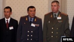 Закир Алматов (в центре) был снят с должности министра МВД Узбекистана спустя год после Андижанских событий.