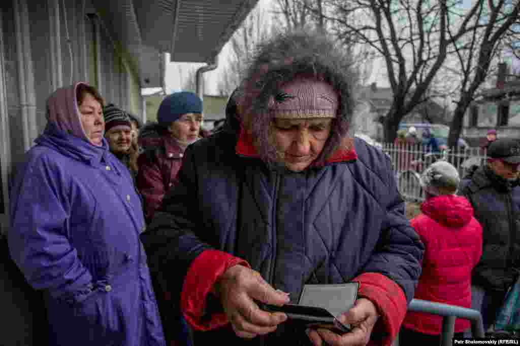 Вдова Светлана Ивановна готовит документы на получение гуманитарной помощи в распределительном центре