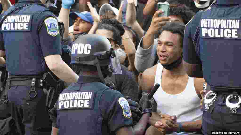 Возле Белого дома полицейские опустились на колено перед сотнями протестующих. Вашингтон, 31 мая 2020