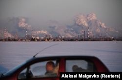 Автомобиль проезжает мимо нефтеперерабатывающего завода в Омске, Россия, 10 февраля 2020 года